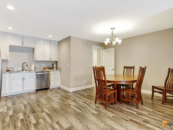 4th image of 551 W Holiday Dr