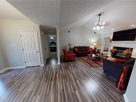 3rd image of 604 Endsleigh Ct