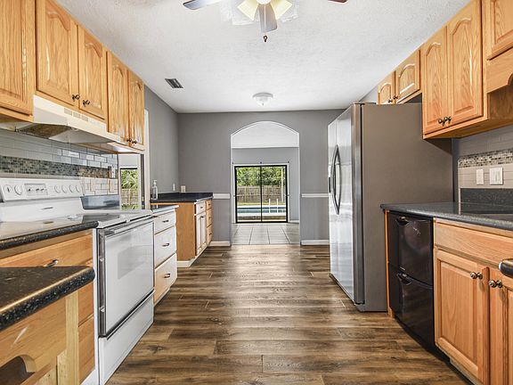 4th image of 529 Northshore Cir