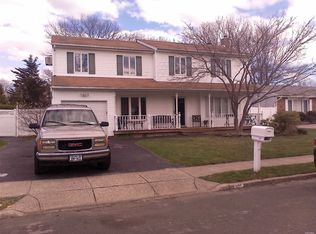 214 Gainsborough Rd, Holbrook, NY 11741