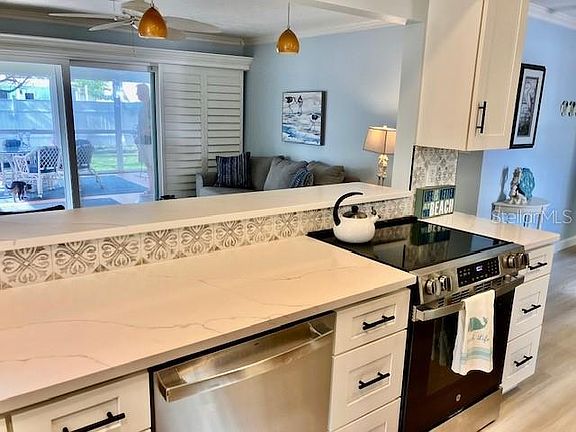 4th image of 121 14th Ave