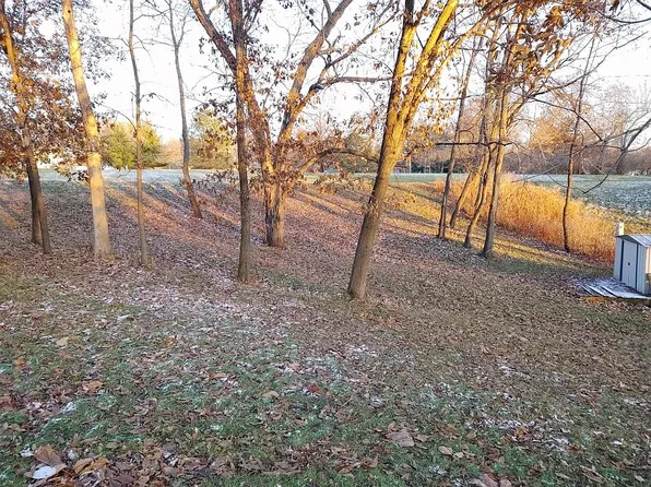 33 Shorewood Dr, Macomb, IL 61455