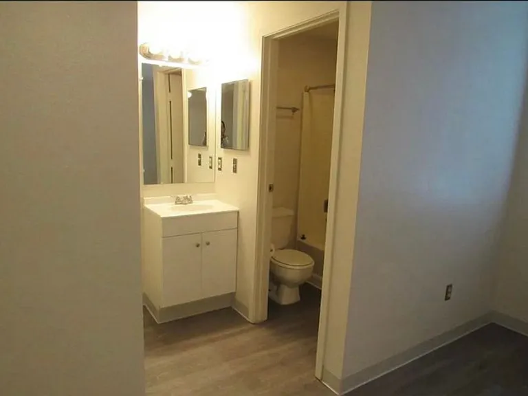 543 W 6th St — Photo 3