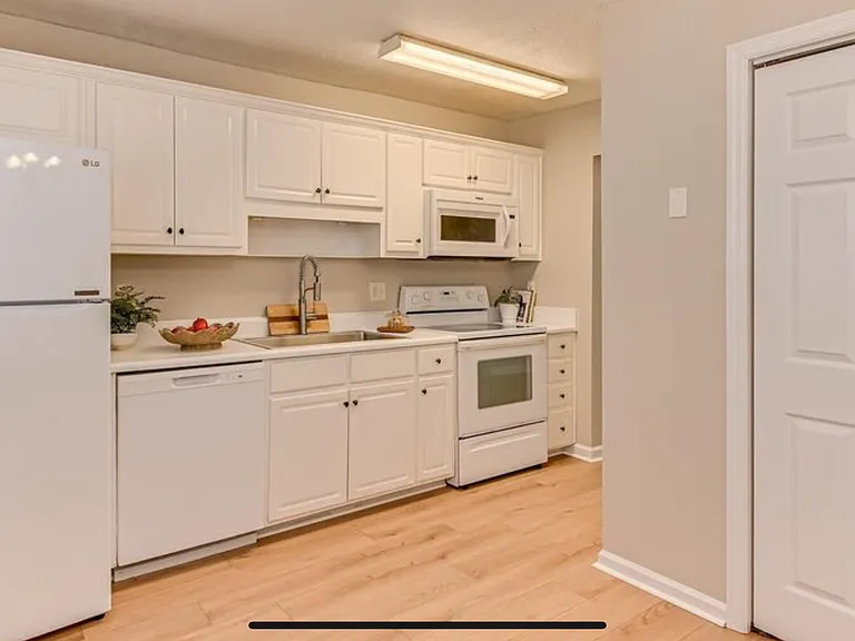 403 Laurel Pl — Photo 4