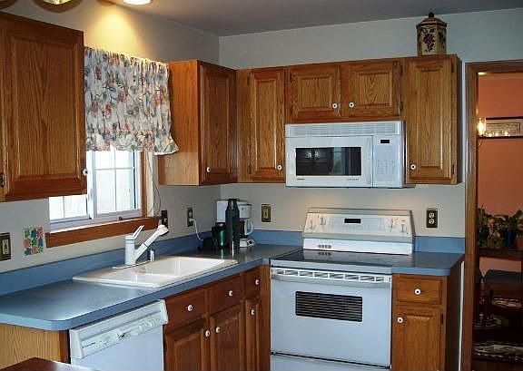 Kitchen with hardwood flrs, pantry and oak cabinetry