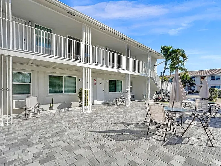 906 N Riverside Dr #ID1504053P — Photo 14
