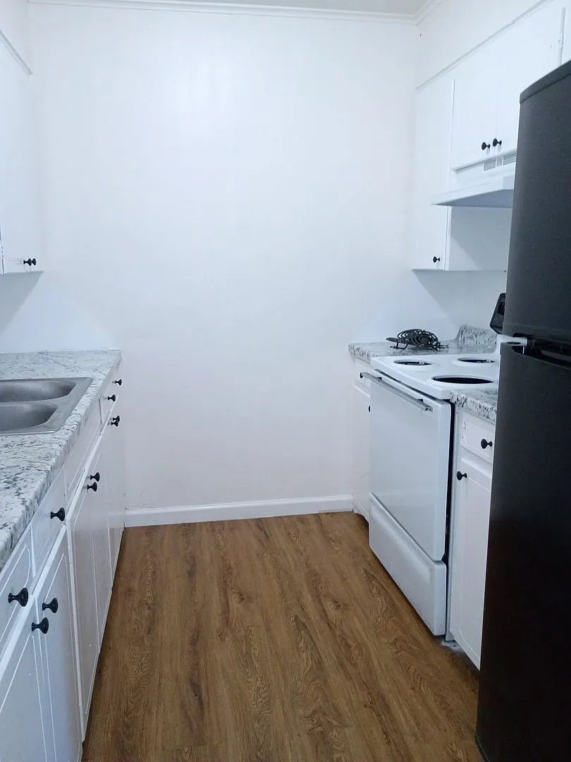 100 Reynolds — Photo 1