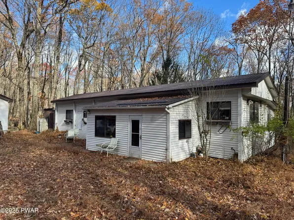39 Deer Park Ln, Hawley, PA 18428