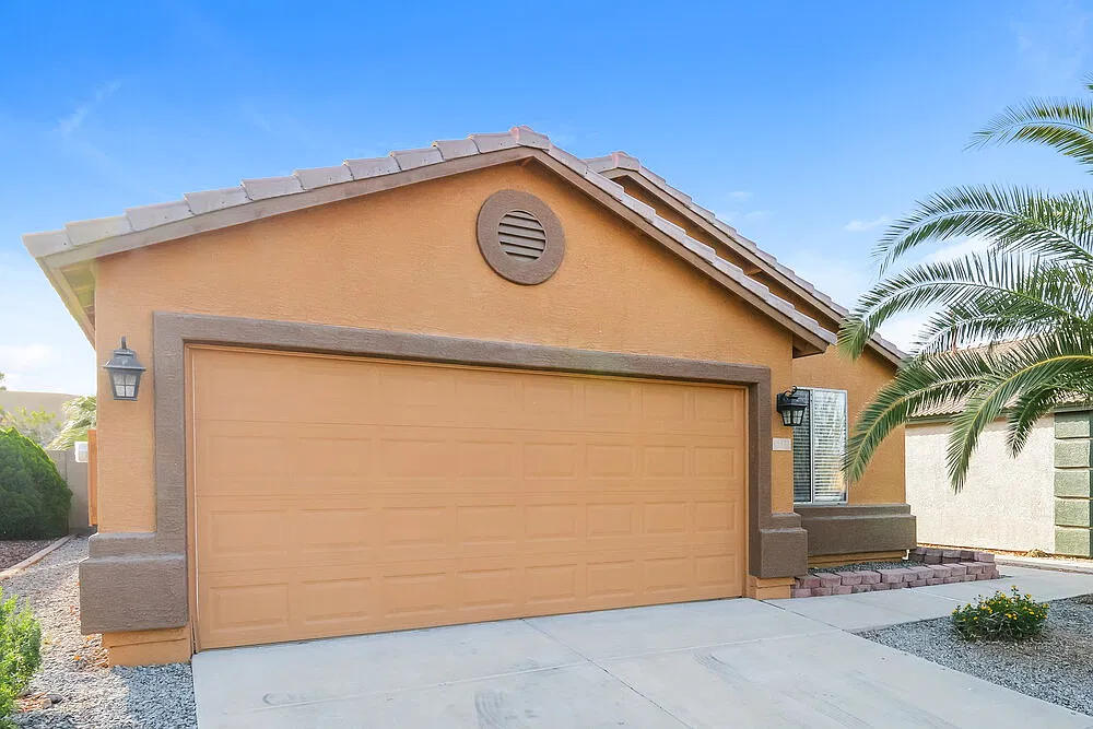 3 bed, 2.0 bath, 1368 sqft, $1,960 — Photo 3