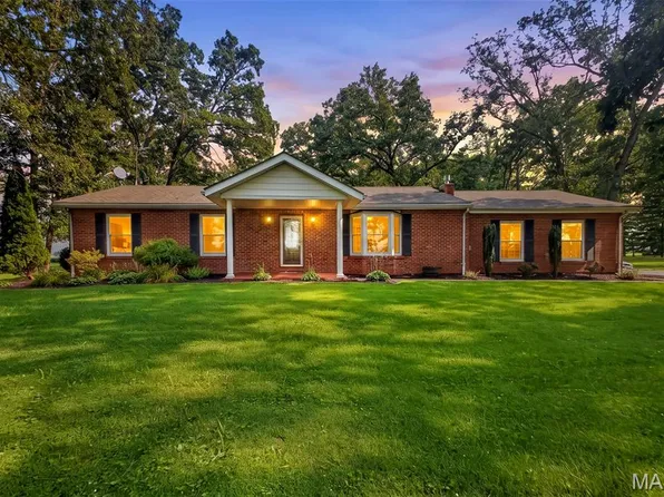 8861 Gilmore Lake Rd, Columbia, IL 62236