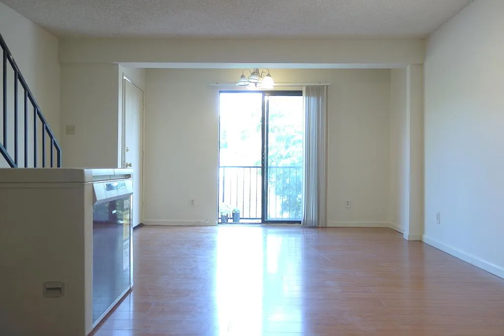 3 bed, 2.5 bath, 1300 sqft, $3,295 — Photo 3