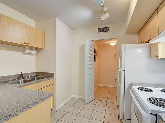 5th image of 704 Villa Cir