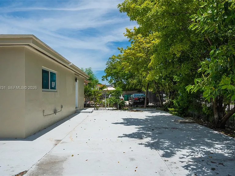 1701 NW 19th Ave — Photo 15