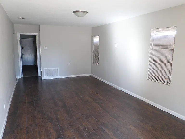 335 SE 44th St — Photo 5