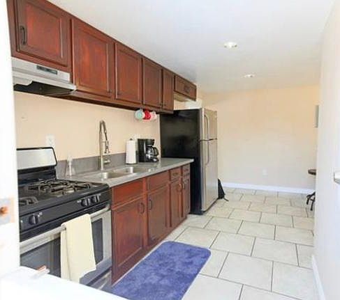 4th image of 955 1/2 E 4th St