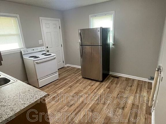 3rd image of 731 Fairfax St