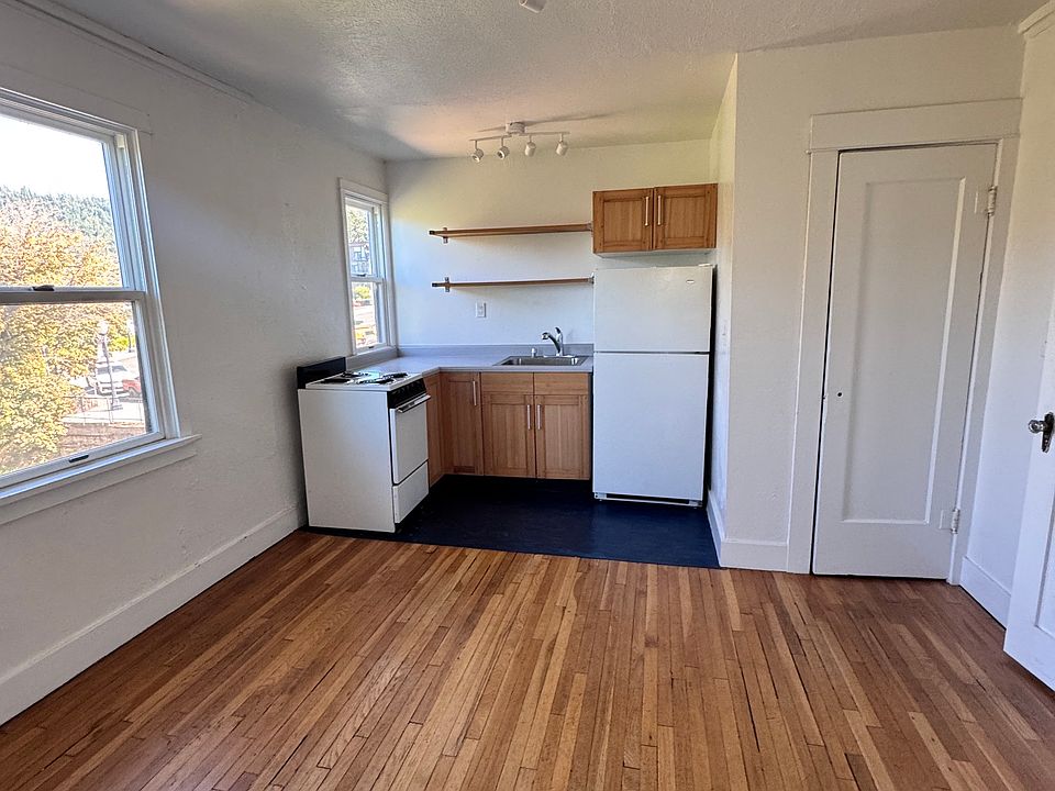 2nd image of 12 Oak St