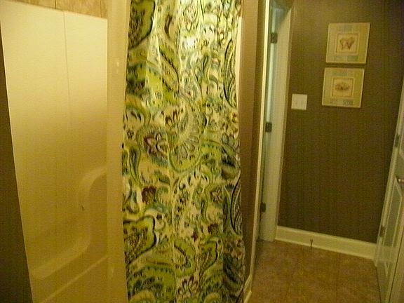 Jack & Jill Shower/tub