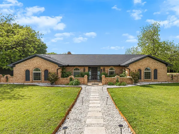 109 Hillside Dr W, Burleson, TX 76028