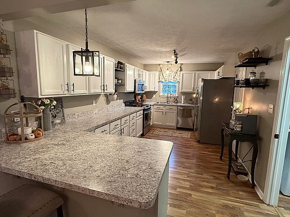 4th image of 290 Polk Manor Dr