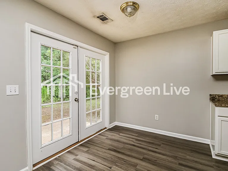 395 Lakeside Cir — Photo 5