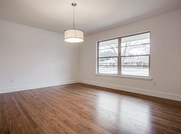4th image of 6022 Meadow Crest Dr