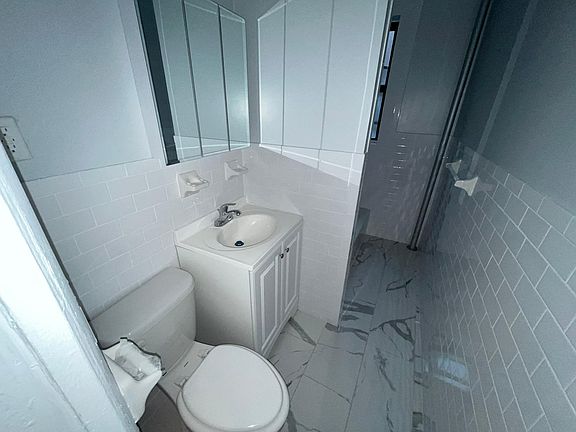 5th image of 1111 Kennedy Blvd #32E