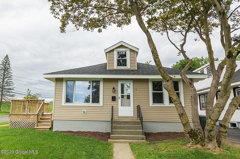 3rd image of 1 Lighthall Avenue Avenue