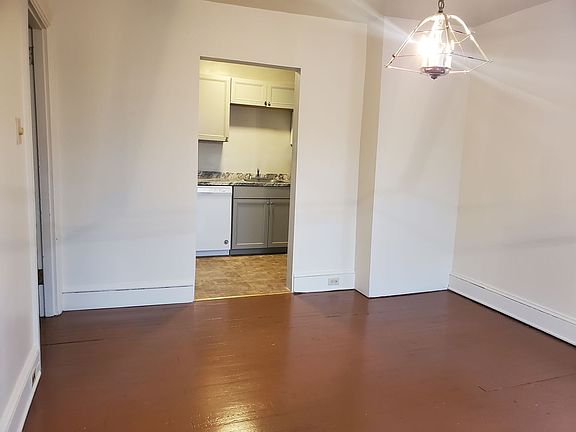 4th image of 450 W Chestnut St APT 6