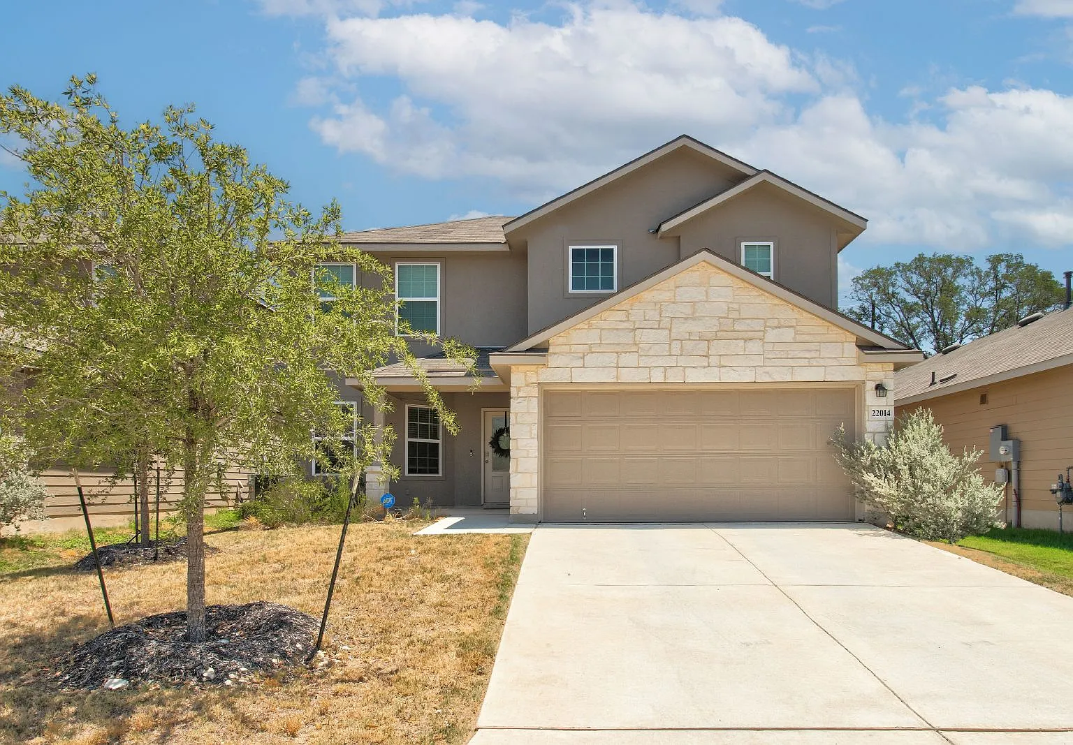 4 bed, 2.5 bath, 2296 sqft, $2,300 — Photo 2