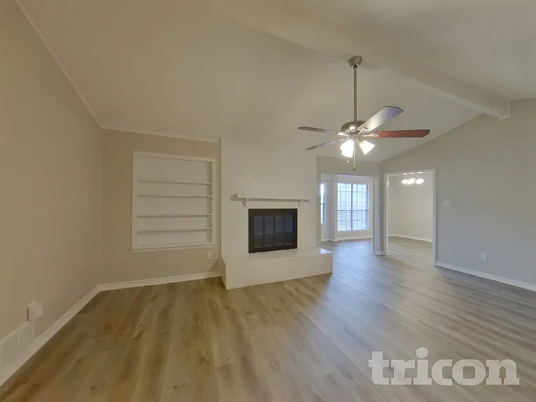 1020 Almond Dr — Photo 3