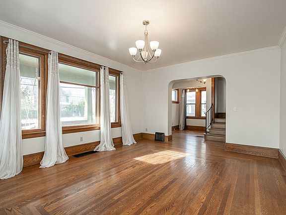 3rd image of 582 S Court St
