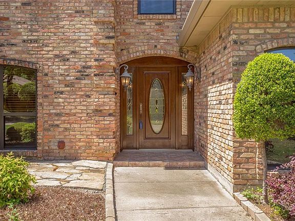 4th image of 15 Heritage Ct