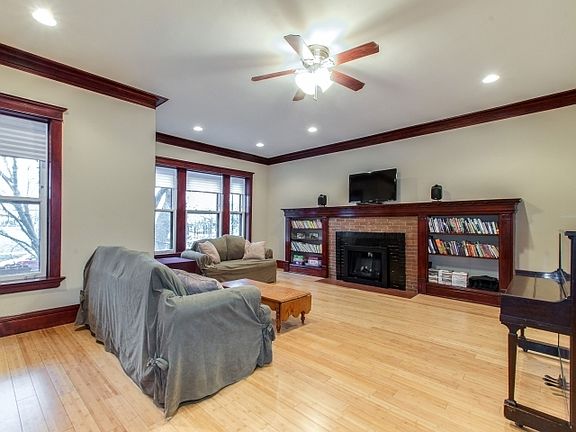 2nd image of 4933 S Dorchester Ave APT 1N