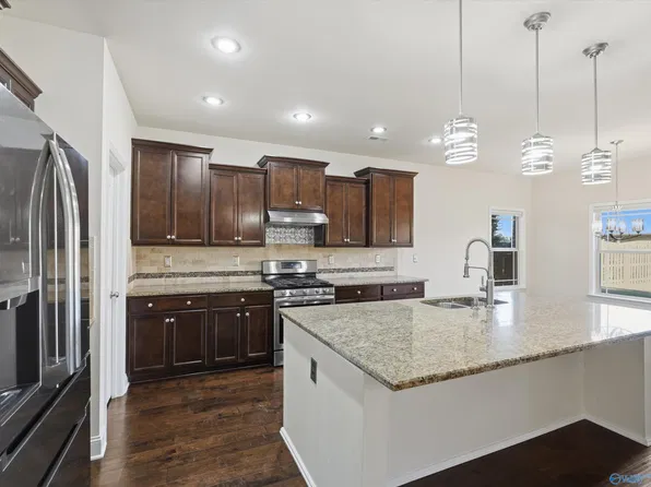 3011 Magnolia Leaf Cir SE, Owens Cross Roads, AL 35763