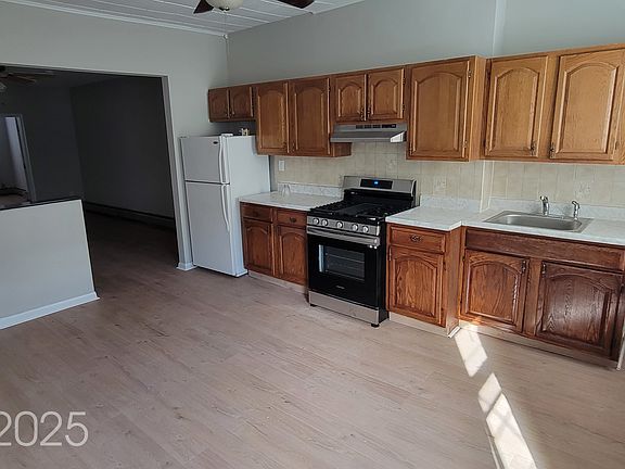 3rd image of 829 Willow Ave APT 3