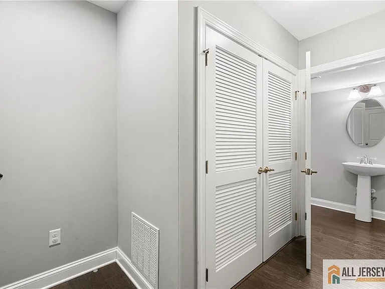 89 Isabelle Ct — Photo 4