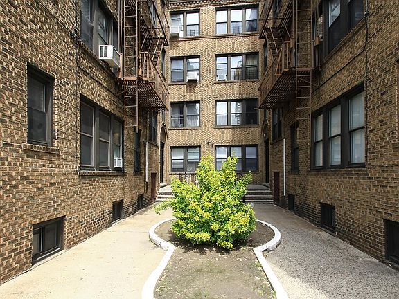 4th image of 150 37th St APT A1