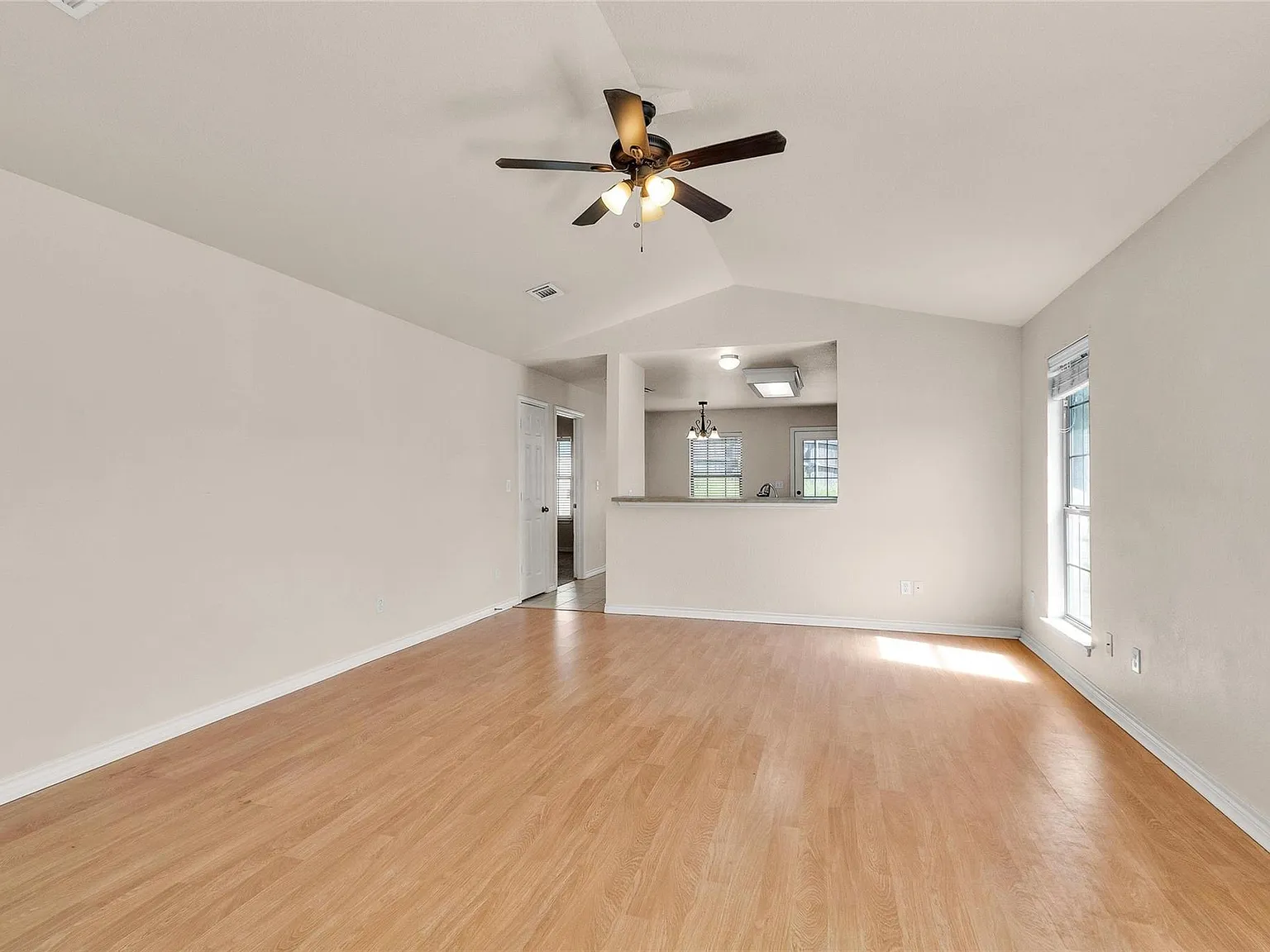 3 bed, 3.0 bath, 1328 sqft, $1,650 — Photo 3