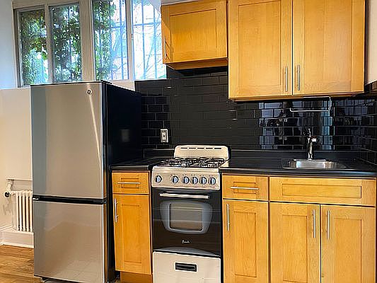 4th image of 35 Morton St APT 3