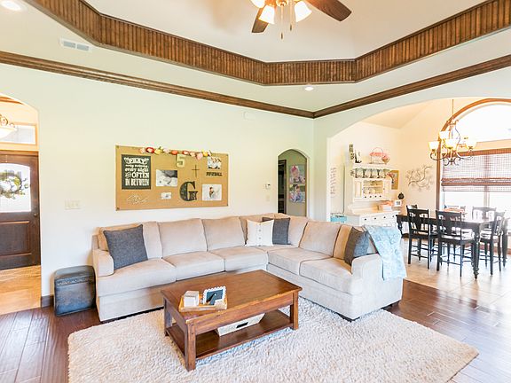 4th image of 318 Southlake Dr