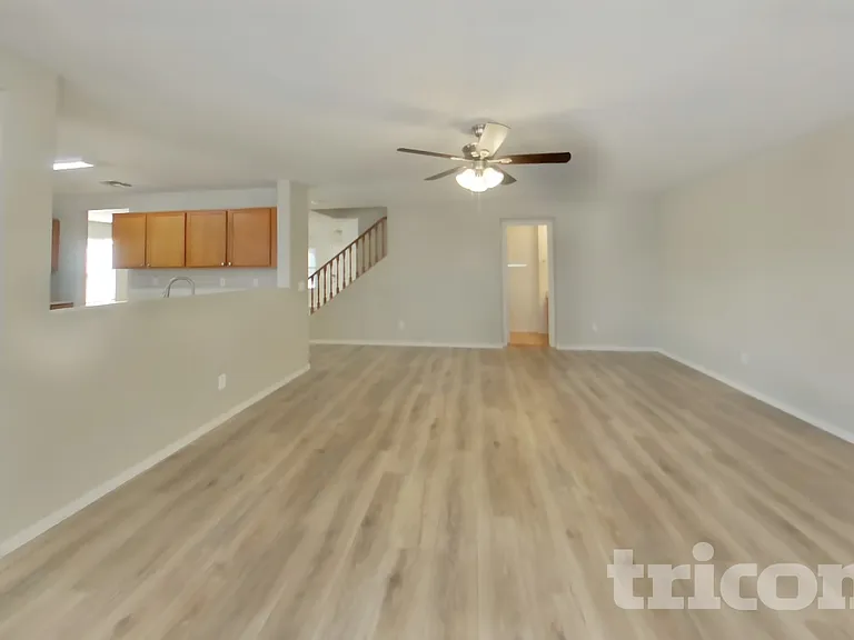 638 W Racine Loop — Photo 2