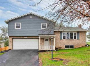 2721 Whitney Dr, York, PA 17402