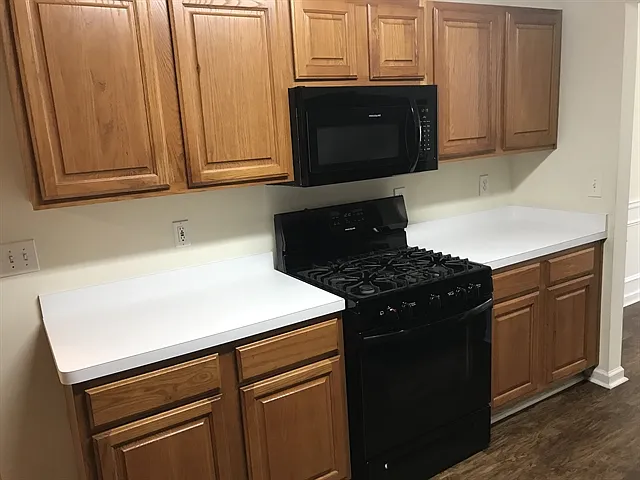 4 bed, 2.0 bath, 2515 sqft, $2,640 — Photo 2