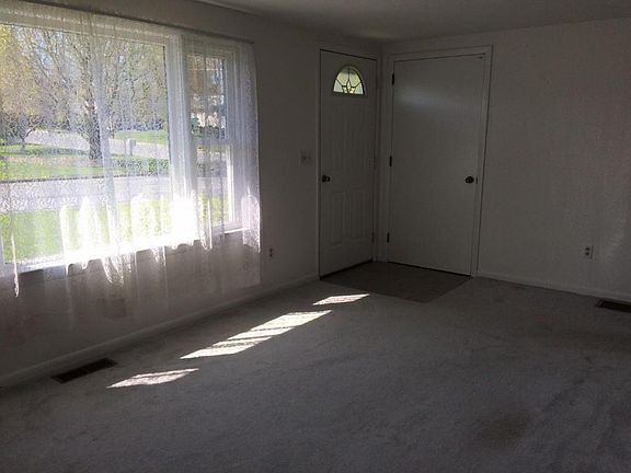 5th image of 814 Willow Ln