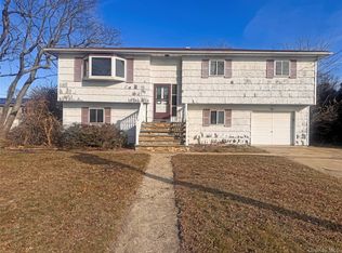 192 Ferraris St, Copiague, NY 11726