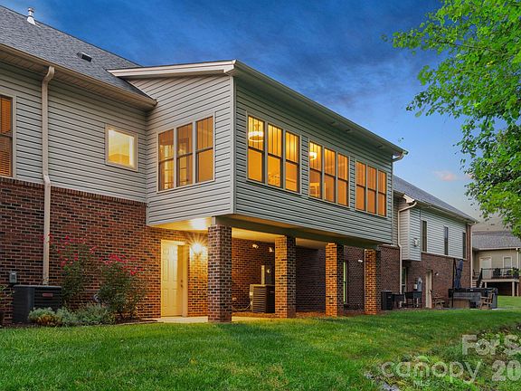 3rd image of 823 Iris Ln