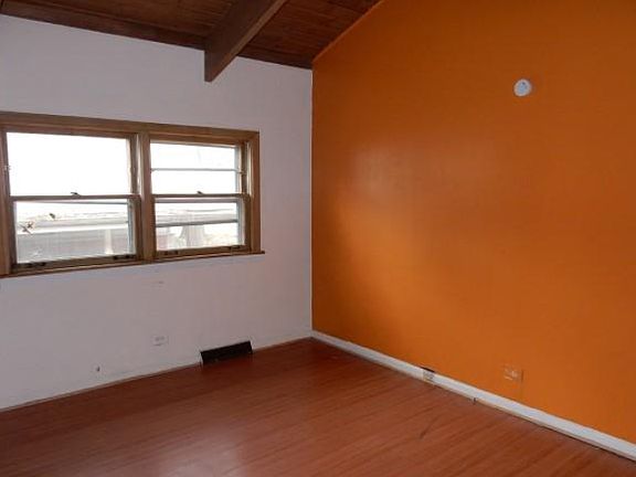4th image of 359 Oakwood St