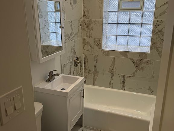 4th image of 2449 W Thorndale Ave #1W