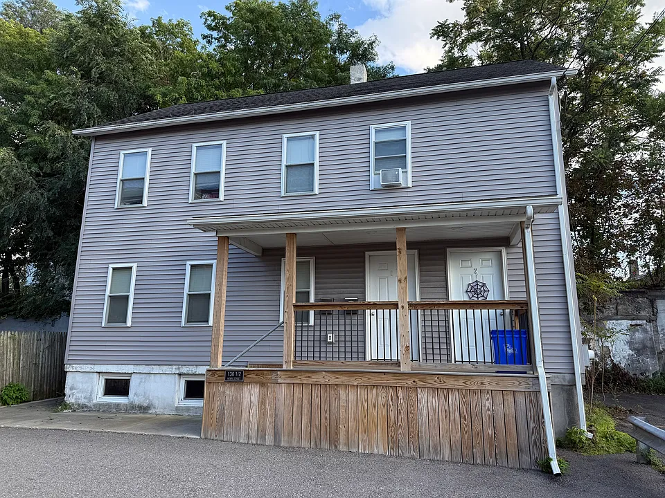 136 1/2 Henry St #1